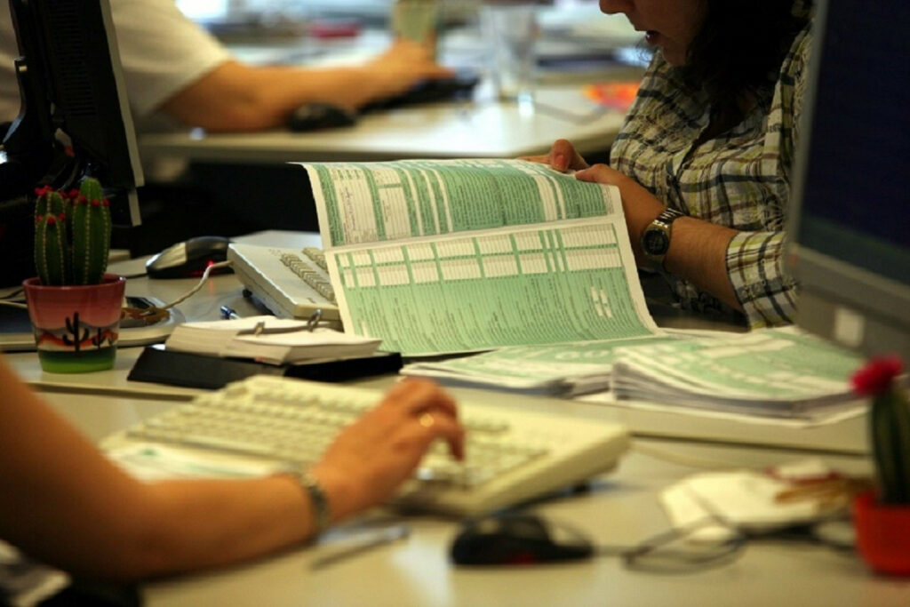 Δεν έχουν ακόμη υποβληθεί 2,35 εκατ. δηλώσεις φόρου εισοδήματος - Media