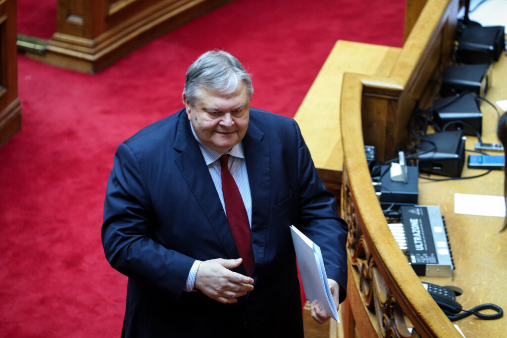 Βουλή: Συγκινημένος στην τελευταία του ομιλία ο Βενιζέλος - Χαιρέτησε τους βουλευτές του ΣΥΡΙΖΑ (Video) - Media