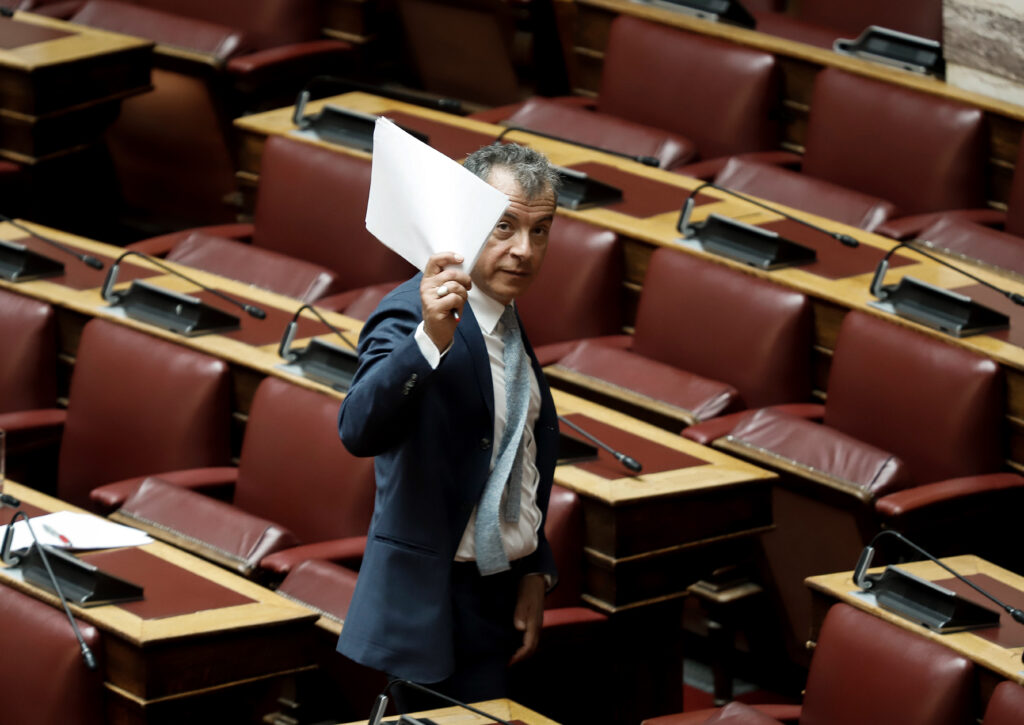 Θεοδωράκης: Αποχαιρετώ τη Βουλή πολιτικά ηττημένος, ανθρώπινα θλιμμένος αλλά και υπερήφανος - Media