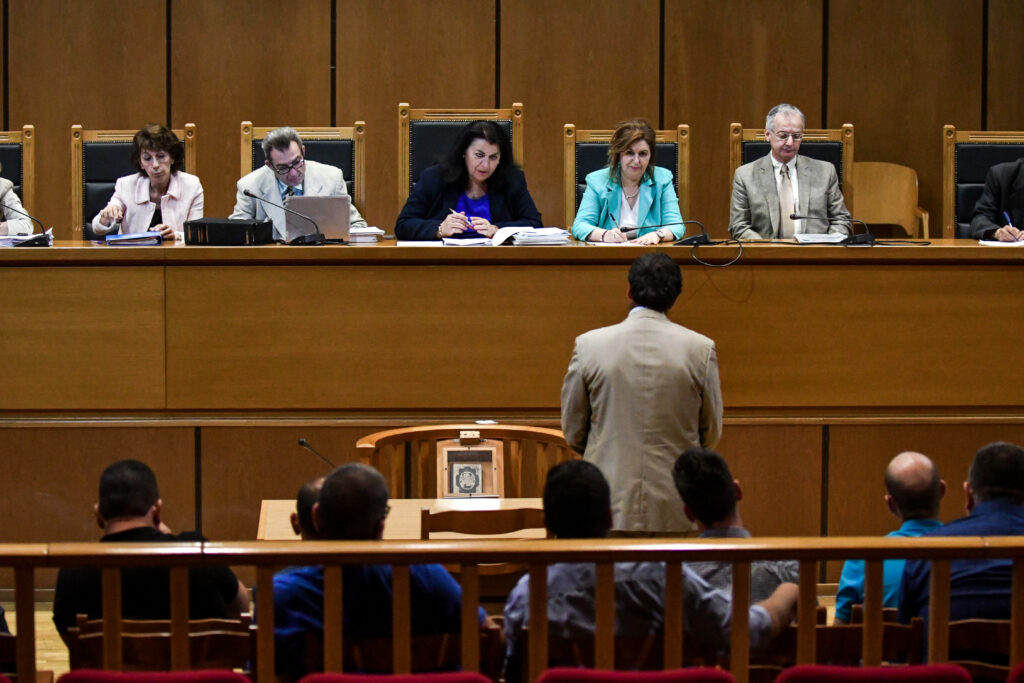 «Καίει» τη Χρυσή Αυγή η απολογία Άγγου - Παραδέχτηκε ότι τηλεφώνησε στον ανώτερό του πριν τη δολοφονία Φύσσα - Media