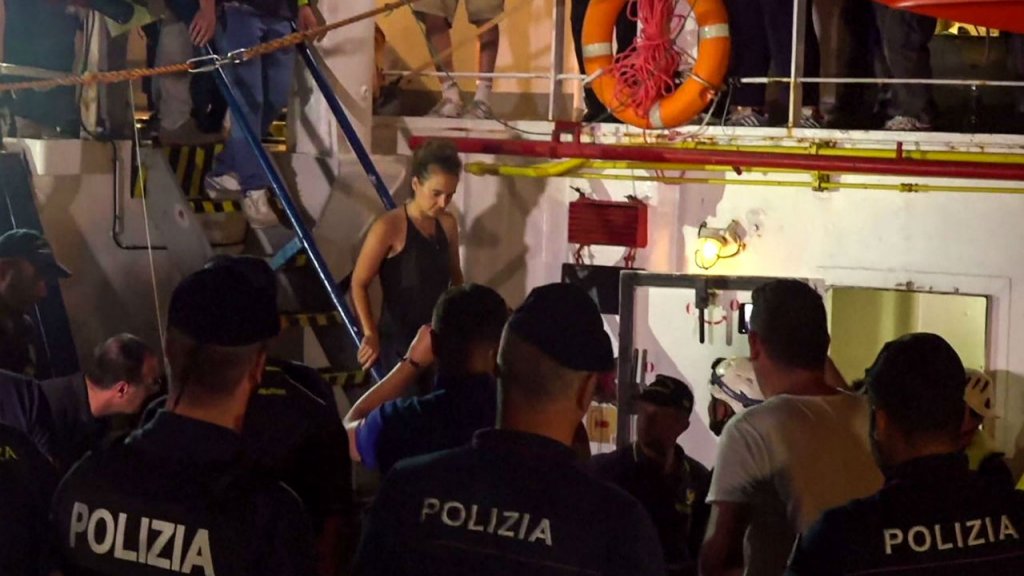 Ιταλία: Αντιμέτωπη με πολυετή φυλάκιση η ακτιβίστρια πλοίαρχος (Video) - Media