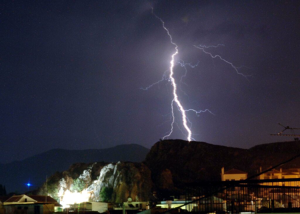 Ηλεκτρικές καταιγίδες: Πού οφείλεται το φαινόμενο που σαρώνει την Ελλάδα - Media