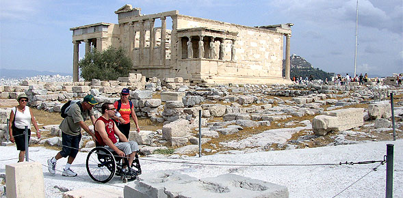 Γονείς σήκωσαν στα χέρια μαθητή με κινητικά προβλήματα για να μπορέσει να επισκεφθεί την Ακρόπολη - Media