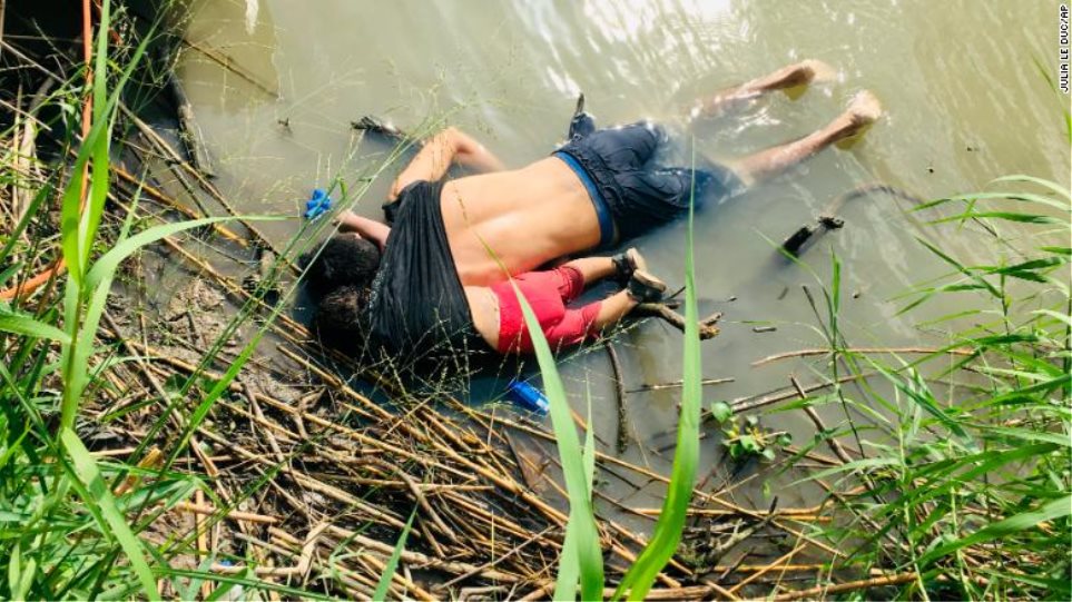 Νέα φωτογραφία σοκ από το μεταναστευτικό - Πατέρας και κόρη πνίγηκαν αγκαλιά στα σύνορα των ΗΠΑ - Media