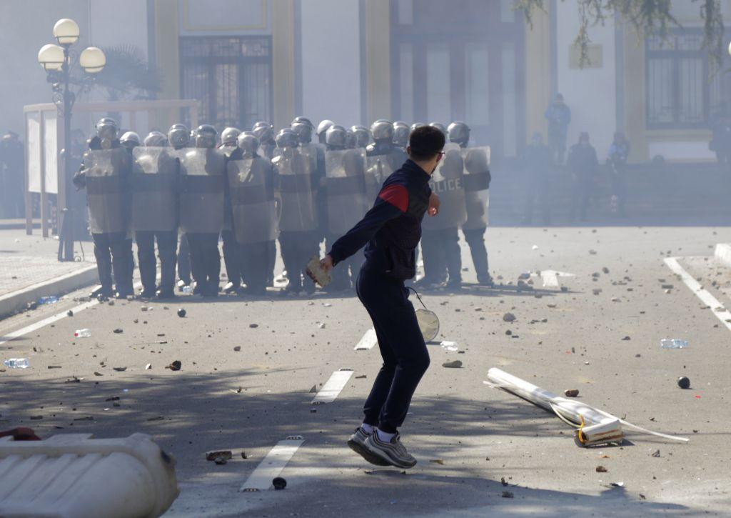 Εκτός ελέγχου η Αλβανία: Νέες συγκρούσεις διαδηλωτών-αστυνομίας - Media