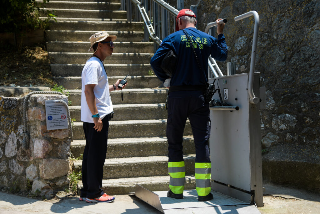«Λήξαν» το θέμα της παραίτησης για το χαλασμένο αναβατόριο στην Ακρόπολη - Media