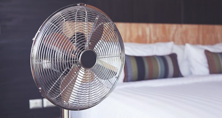 Γιατί δεν πρέπει να κοιμάστε με τον ανεμιστήρα ανοιχτό - Media