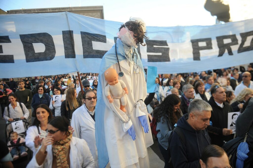 Απίστευτο! Στην Αργεντινή κάνουν πορεία υποστήριξης σε γιατρό που καταδικάστηκε επειδή εμπόδισε βιασμένη έφηβη να κάνει άμβλωση - Media