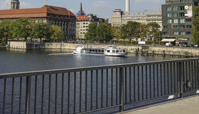 Βερολίνο: Άνδρας ούρησε πάνω από γέφυρα και… προκάλεσε τον τραυματισμό τεσσάρων ατόμων - Media