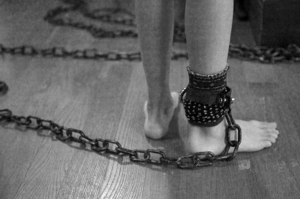 Εφιάλτης: Κρατούσε αλυσοδεμένο το παιδί του για «εκπαιδευτικούς λόγους» (Photos, σκληρές εικόνες) - Media