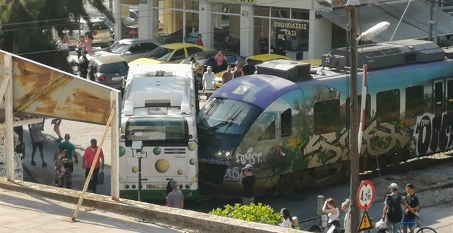 Σύγκρουση συρμού του προαστιακού με λεωφορείο στην Λιοσίων (Photos/Video) - Media