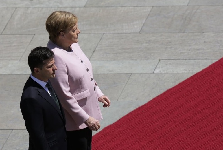 Εικόνα-σοκ για την Άνγκελα Μέρκελ - Έτρεμε σύγκορμη σε επίσημη τελετή - Ανησυχία για την υγεία της (Video) - Media