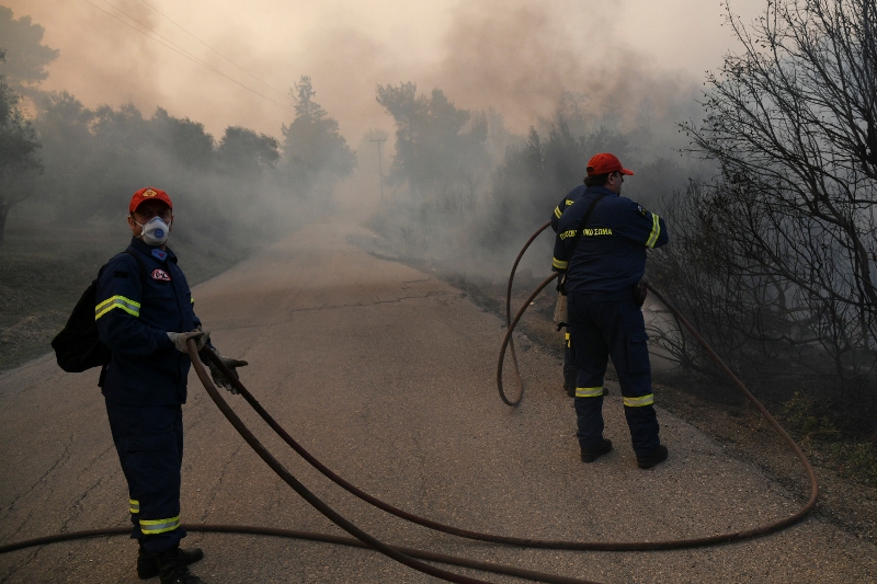 Υπό έλεγχο η πυρκαγιά στη Λαυρεωτική - Σε εξέλιξη φωτιά στο Μαράθι της Πάρου - Media