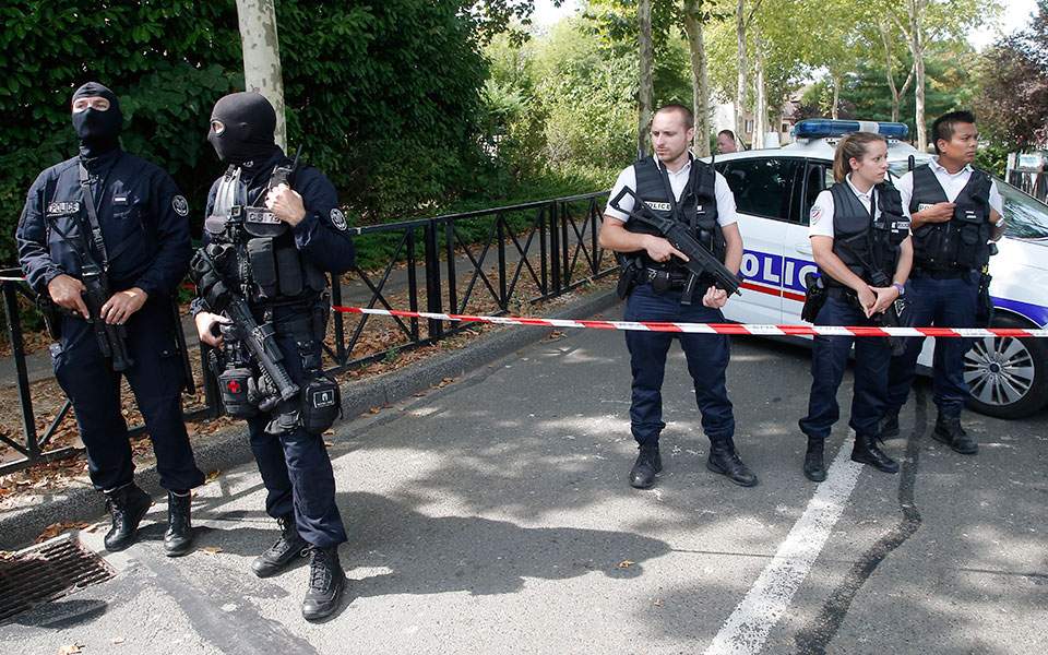 Γαλλία: Ένοπλος κρατάει ομήρους μέσα σε μια τράπεζα στη Χάβρη - Media