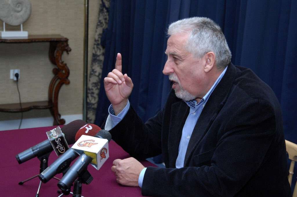 Σοκάρει ο θάνατος του Γιάννη Μανώλη - Κατέρρευσε στη θάλασσα - Media