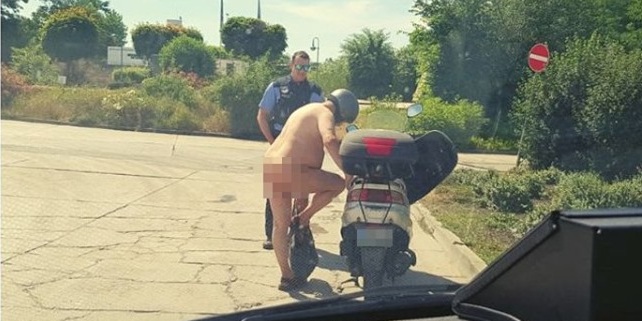 Οδηγούσε γυμνός μοτοσικλέτα: «Κάνει ζέστη» (Photo) - Media