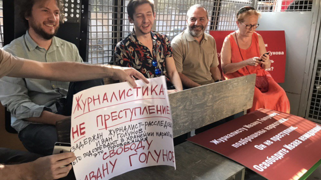 Ρωσία: Συλλήψεις δημοσιογράφων για τη συμπαράσταση τους στον Ιβάν Γκολούνοφ (Video) - Media