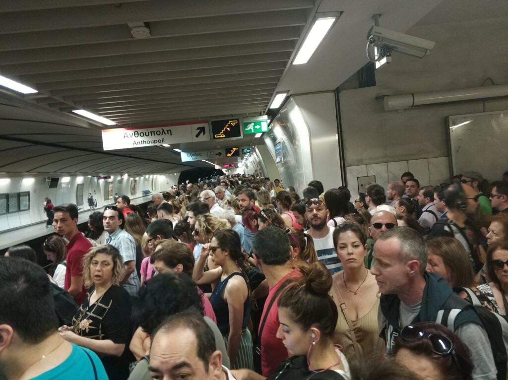 Απίστευτη ταλαιπωρία στο Μετρό με ουρές και καθυστερήσεις - «Είναι ντροπή» καταγγέλλουν οι επιβάτες (Photos/Video) - Media