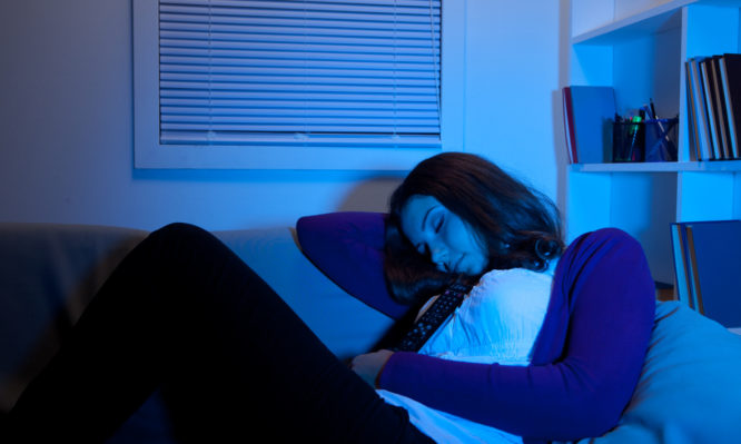 Γιατί δεν πρέπει να κοιμάστε με ανοιχτά τα φώτα ή την τηλεόραση - Media