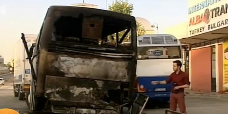 Έκαψαν τουριστικό λεωφορείο στην πλατεία Καραϊσκάκη - Media