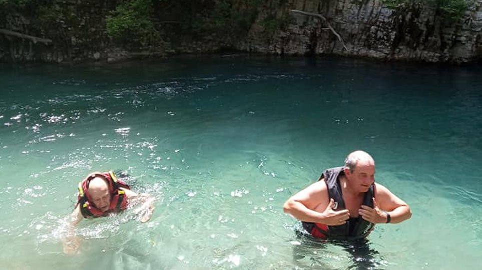 Ευδιάθετος ο Καραμανλής, κάνει ράφτινγκ στον Βοϊδομάτη (Photos) - Media