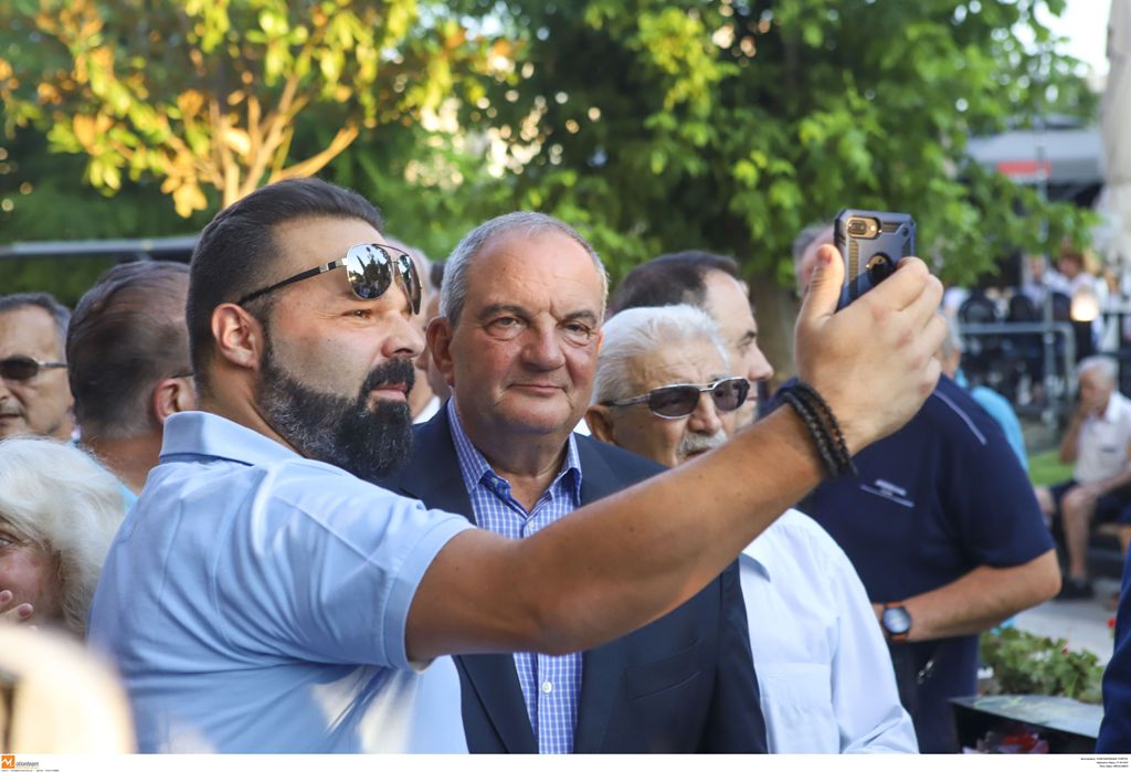 Από το Βελλίδειο βουρ για ψαράκια και τσίπουρο ο Καραμανλής  - Media