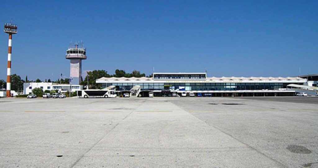 Κέρκυρα: Ιδιοκτήτες τουριστικών λεωφορείων κατά Fraport: «Σε αυτοσχέδιους πάγκους η υποδοχή των τουριστών» - Media