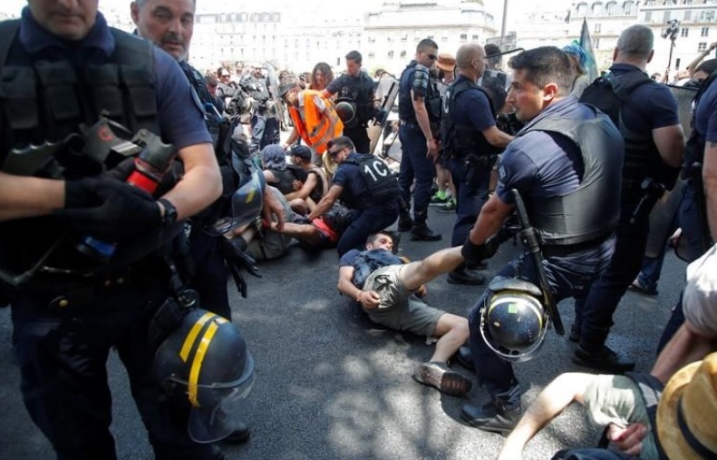 Διαδηλωτές για το κλίμα συγκρούονται με την αστυνομία στο Παρίσι που «ψήνεται» - Media