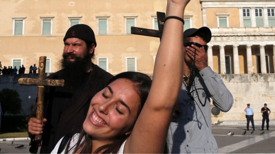 Athens Pride: O «πατήρ Κλεομένης» και άλλοι «Χριστιανοταλιμπάν»  ξαναχτύπησαν με σταυρούς και σημαίες (Video) - Media