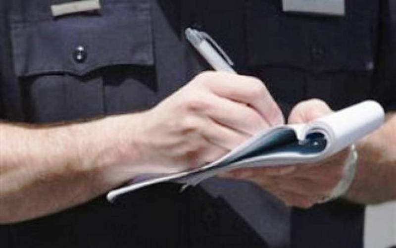 Βίντεο έπος: «Έκοψε κλήση» στην κόρη του (Video) - Media