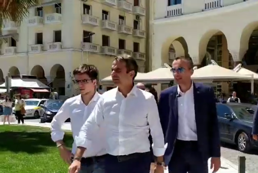 Μητσοτάκης και υιός κάνουν βόλτα στη Θεσσαλονίκη (Photos, Video) - Media