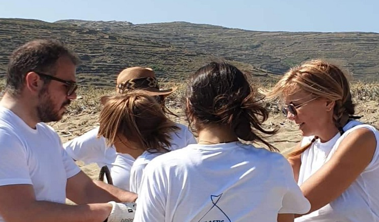 Μαρέβα Μητσοτάκη: Καθάρισε παραλίες της Τήνου μαζί με εθελοντές  - Media