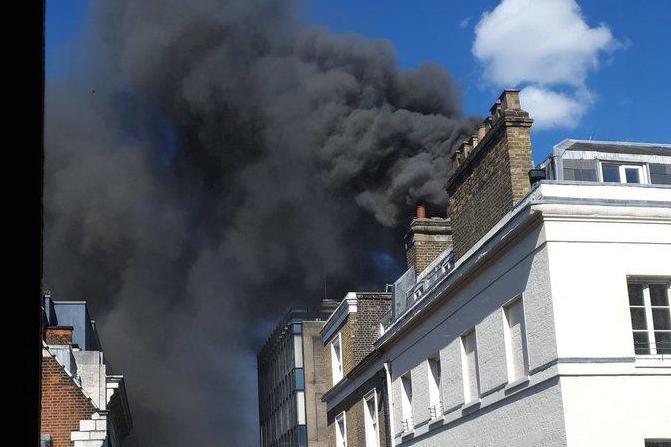 Συναγερμός στο Λονδίνο: Πυρκαγιά σε ουρανοξύστη στο Μέιφεαρ (Videos) - Media
