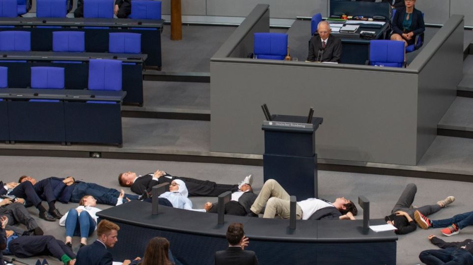 Γερμανική Βουλή: Διέκοψαν τον Σόιμπλε και έπεσαν... «νεκροί» διαμαρτυρόμενοι για το κλίμα (Video) - Media