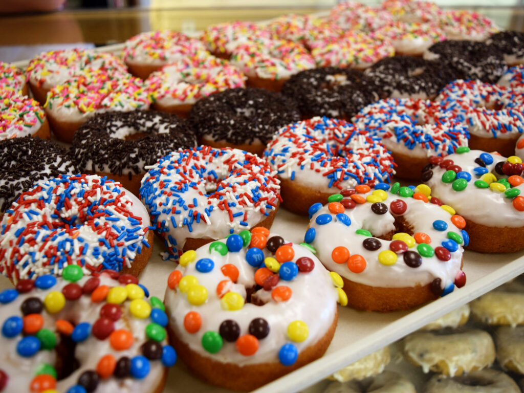 Ο «επισκέπτης με τους λουκουμάδες» διέρρηξε αστυνομικό τμήμα - Ήθελε να τον φυλακίσουν για να μην σκοτώσει τον συγκάτοικό του - Media