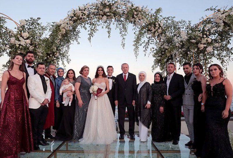 Κουμπάρος έγινε ο Ερντογάν: Πάντρεψε τον σταρ του ποδοσφαίρου Μεσούτ Οζίλ (Photo, Video) - Media