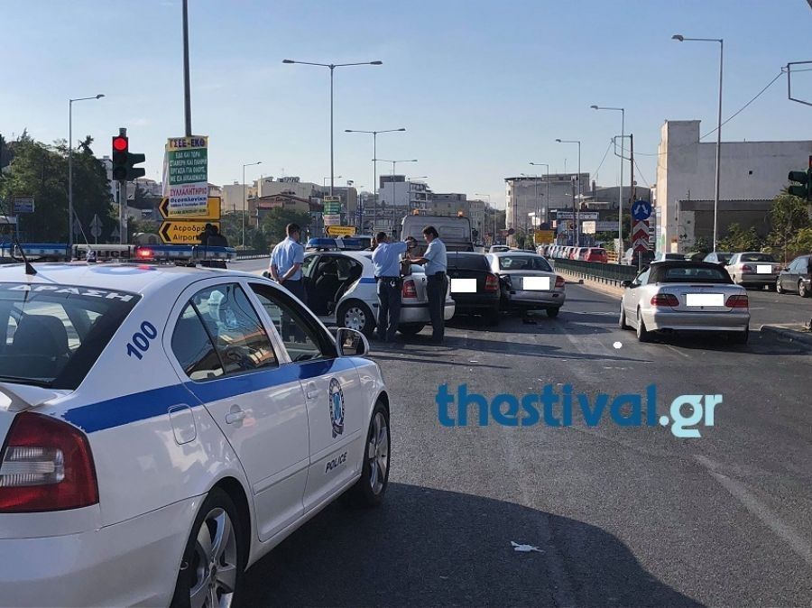 Συκιές Θεσσαλονίκης: Αυτοκίνητο εμβόλισε περιπολικό  - Media