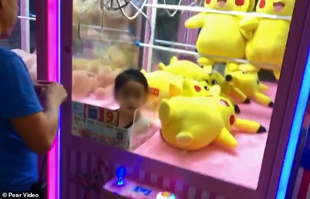 Πεντάχρονο κοριτσάκι επιχείρησε να πιάσει ένα κουκλάκι Πίκατσου, και τελικά η δαγκάνα έπιασε εκείνη (Video) - Media