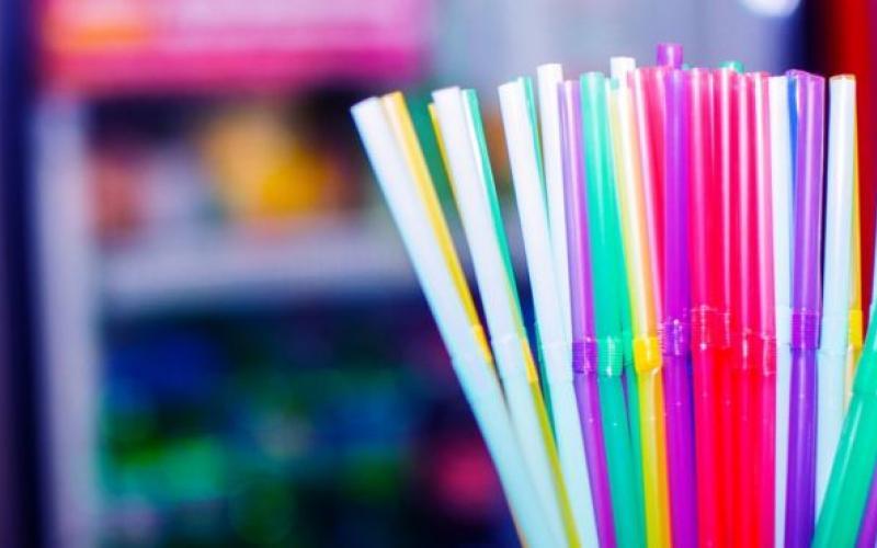 «Μπλόκο» και από τον Καναδά στα πλαστικά καλαμάκια και τις σακούλες - Media