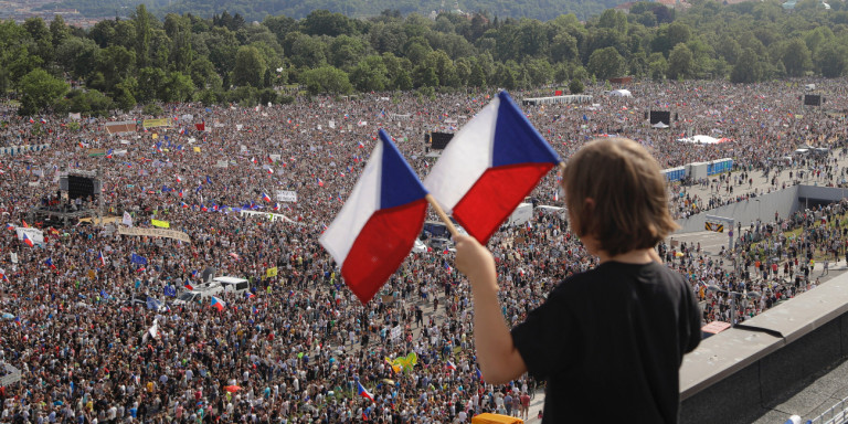 Πράγα: Τεράστια διαδήλωση κατά του πρωθυπουργού της Τσεχίας -Θύμισε την «βελούδινη επανάσταση»  - Media