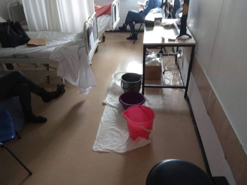 Έπεσε ψευδοροφή στο νοσοκομείο του Ρίου και μάζευαν το νερό με κουβάδες (Photos) - Media