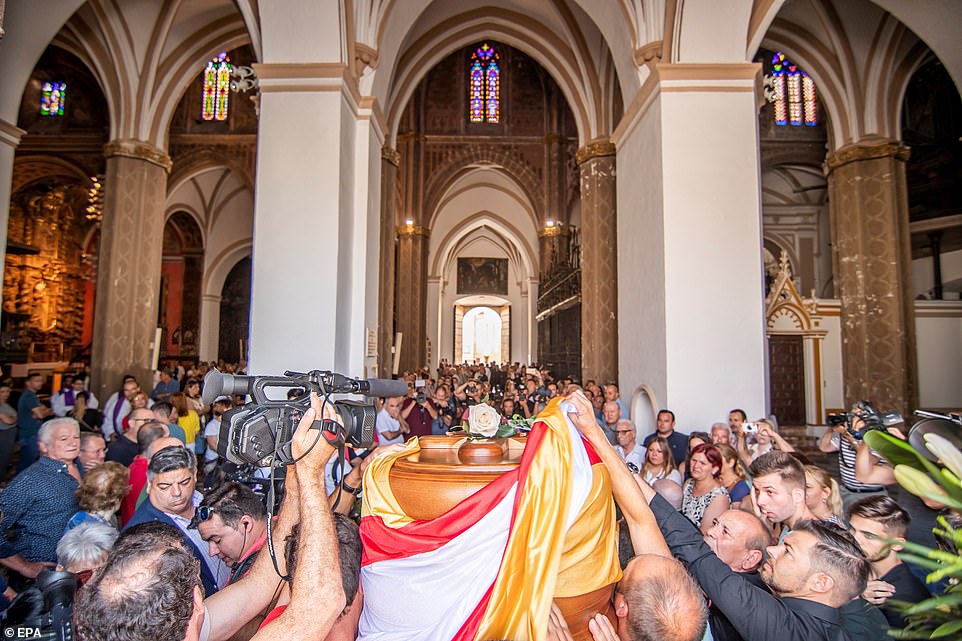 Λαϊκό προσκύνημα στην κηδεία του ποδοσφαιριστή Αντόνιο Ρέγιες (Photos/video) - Media