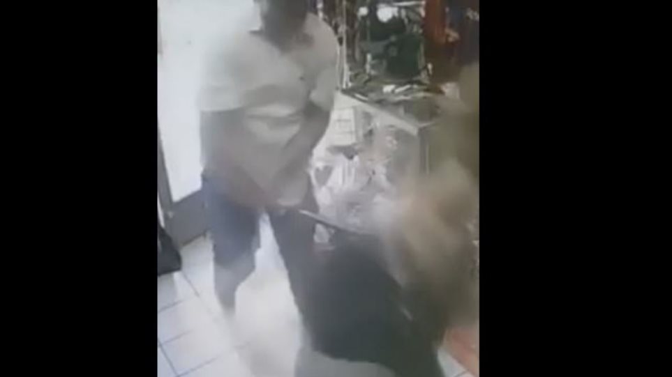 Σοκαριστικό βίντεο: Ληστής κοπανάει στο κεφάλι με βαρύ ρόπαλο γυναίκα υπάλληλο για να την κλέψει (Video) - Media
