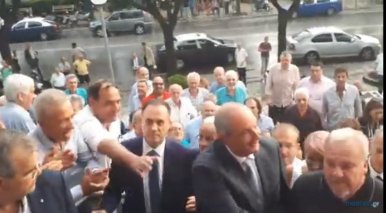 «Πατείς με, πατώ σε» στα σκαλιά του Βελλίδειου για να αγγίξουν τον Καραμανλή - «Λατρεία μας, αρχηγέ σ