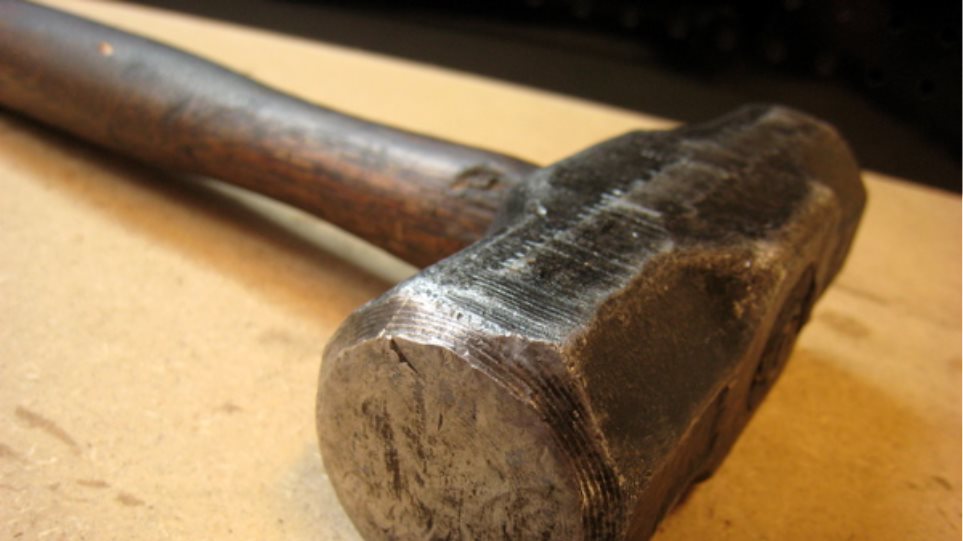 «Ντου» με βαριοπούλες σε τράπεζα στη Συγγρού - Media