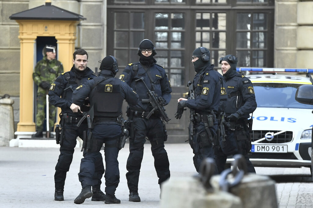 Τρόμος στη Σουηδία: Εξουδετερώθηκε από πυρά αστυνομικών άνδρας που απειλούσε να ανατινάξει σταθμό (Video) - Media