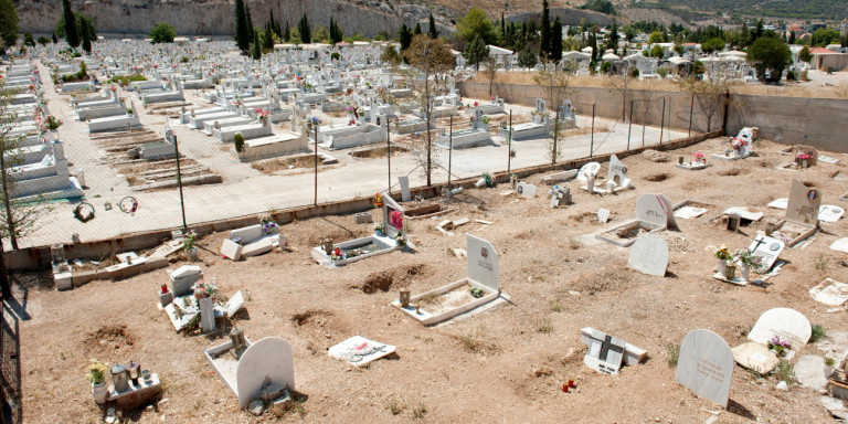 Σχιστό: Μπαλάκι οι ευθύνες για το νεκροταφείο της ντροπής - Τι υποστηρίζει ο νεκροθάφτης (Video)  - Media