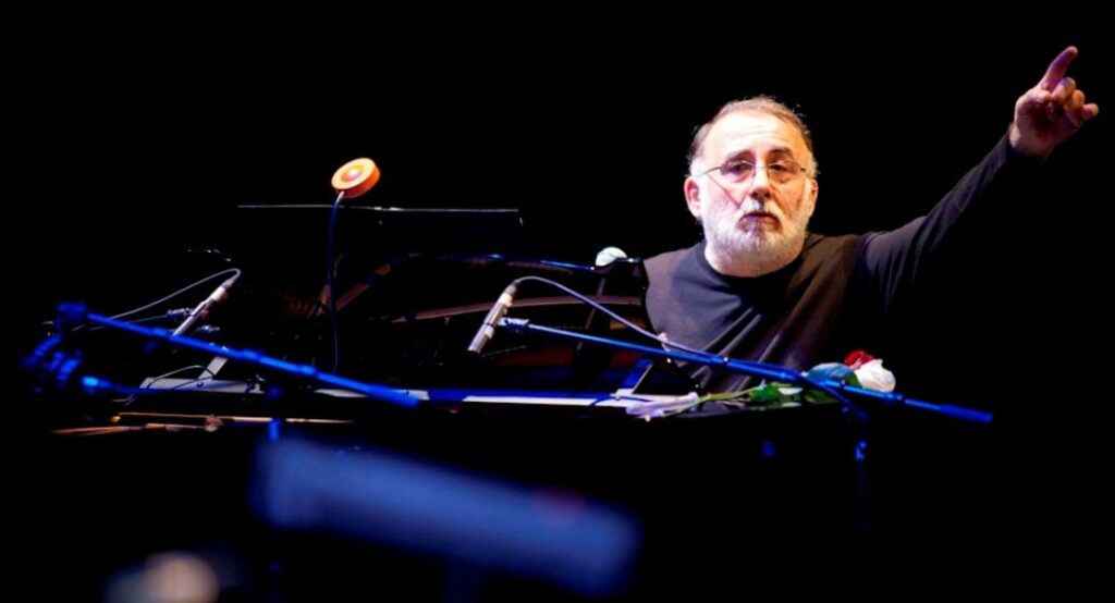 Θάνος Μικρούτσικος: «Ο ΣΥΡΙΖΑ μαζί με το δηλητηριασμένο φαγητό σου έδινε και ένα γλειφιτζούρι» (Video) - Media