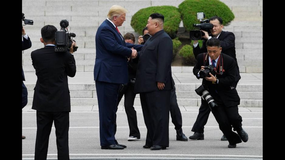 Ο Τραμπ έγινε ο πρώτος πρόεδρος των ΗΠΑ που πάτησε Βόρεια Κορέα - Media