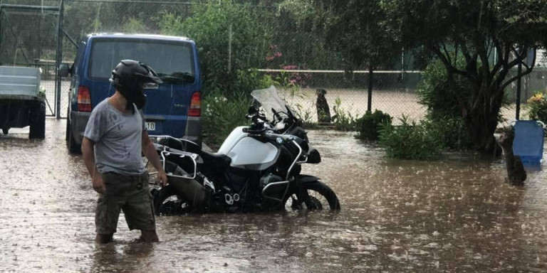 Μπουρίνι «έπνιξε» τα νότια Προάστια της Αττικής - Κεραυνός «ακινητοποίησε» το τραμ στον Άλιμο (Video) - Media